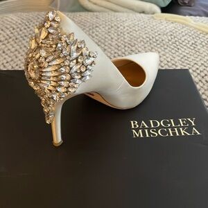 Size 7 Badgley Mischka ‘gorgegous’ ivory satin heels